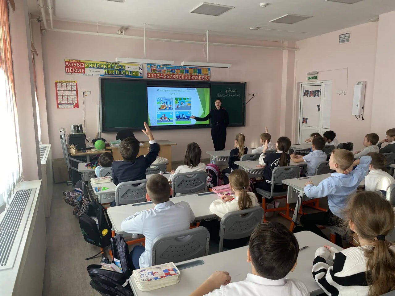 В школе №1 Салехарда прошел урок «Знатоки ПДД» от автоинспекторов В школе №1 Салехарда прошел урок «Знатоки ПДД» от автоинспекторов