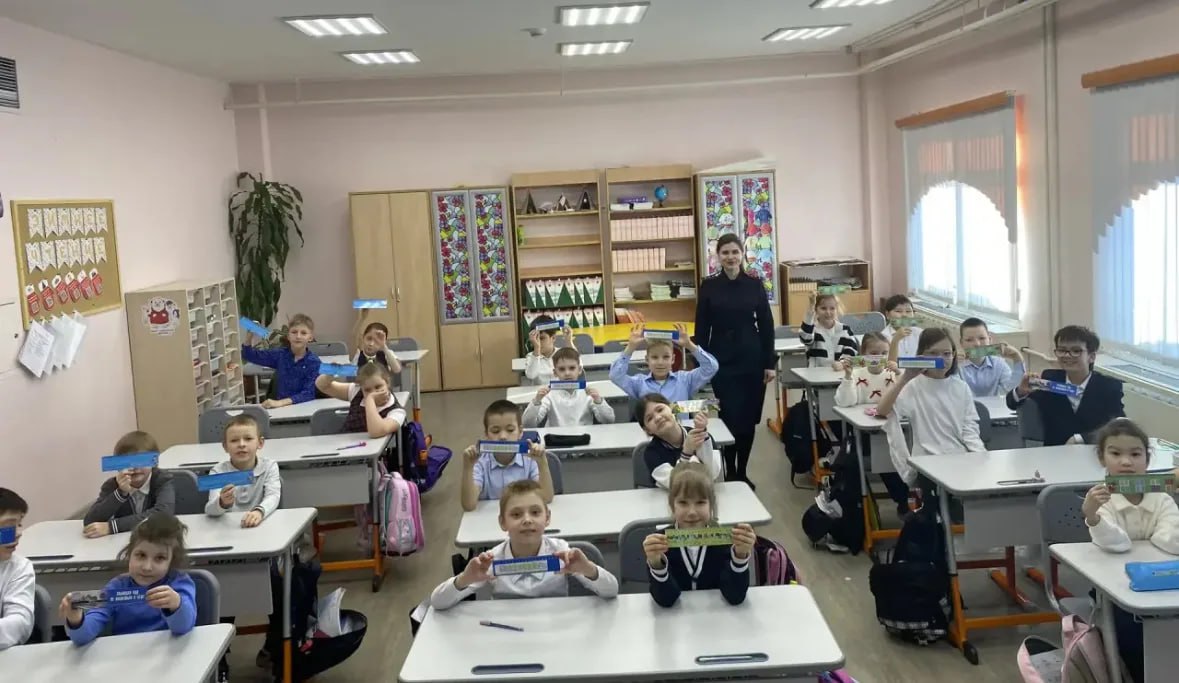 В школе №1 Салехарда прошел урок «Знатоки ПДД» от автоинспекторов