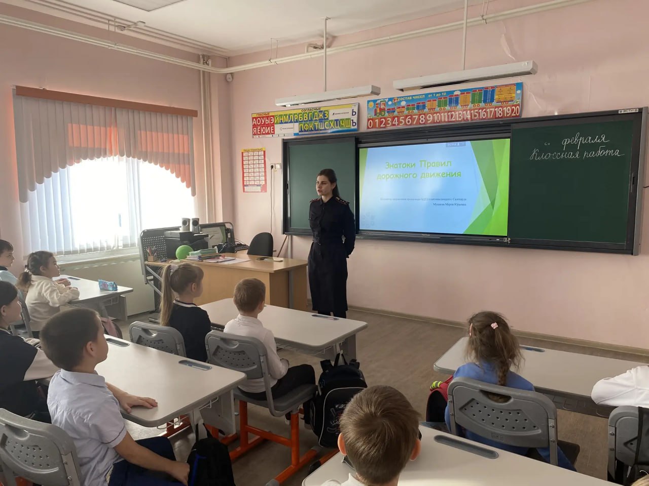 В школе №1 Салехарда прошел урок «Знатоки ПДД» от автоинспекторов В школе №1 Салехарда прошел урок «Знатоки ПДД» от автоинспекторов