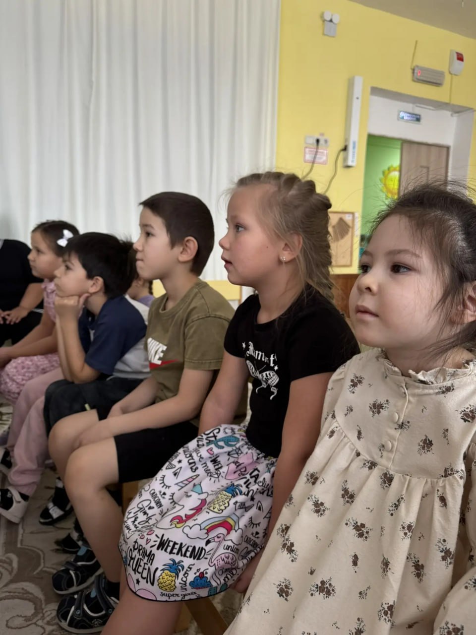 Сотрудники Госавтоинспекции Салехарда провели для воспитанников детского сада «Крылышки» познавательное занятие по безопасности дорожного движения