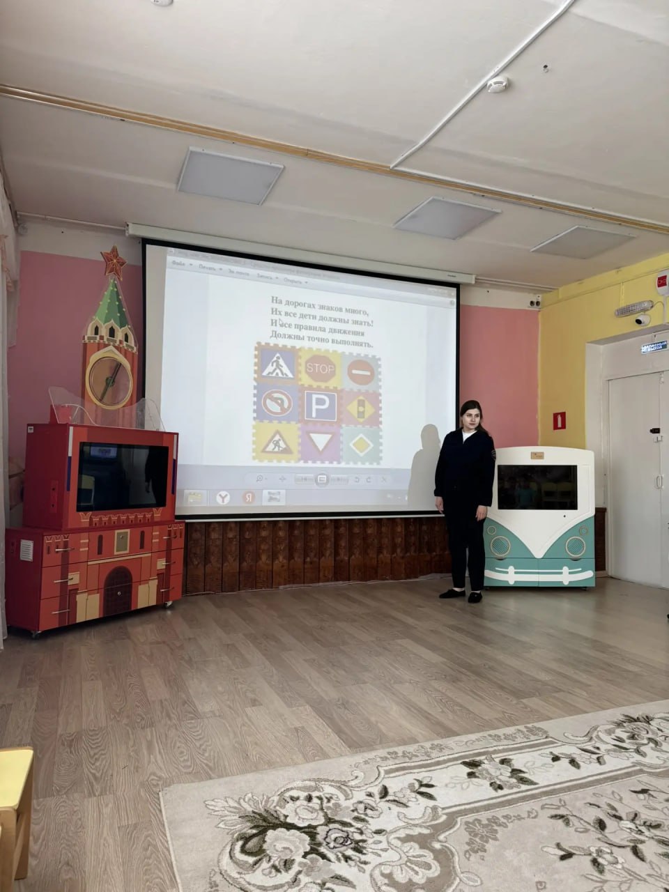 Сотрудники Госавтоинспекции Салехарда провели для воспитанников детского сада «Крылышки» познавательное занятие по безопасности дорожного движения Сотрудники Госавтоинспекции Салехарда провели для воспитанников детского сада «Крылышки» познавательное занятие по безопасности дорожного движения