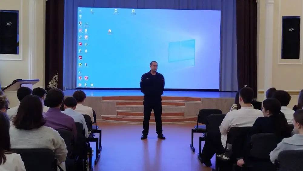 Заместитель начальника Госавтоинспекции города Ноябрьска провел профилактическую беседу в МБОУ СОШ №3