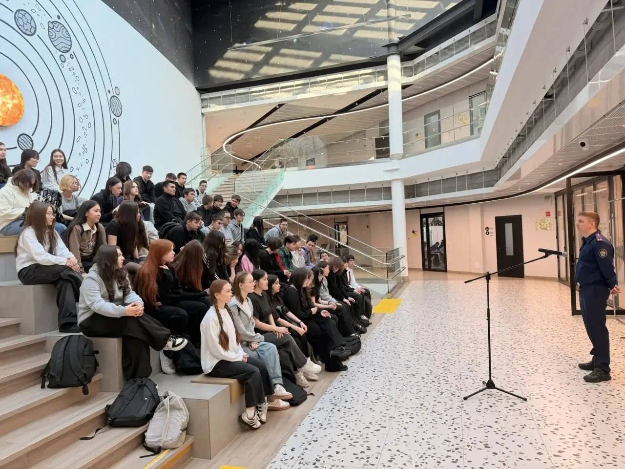 Сотрудник следственного управления СК России по Ямало-Ненецкому автономному округу провел профилактическую беседу с учащимися школы поселка Тазовский