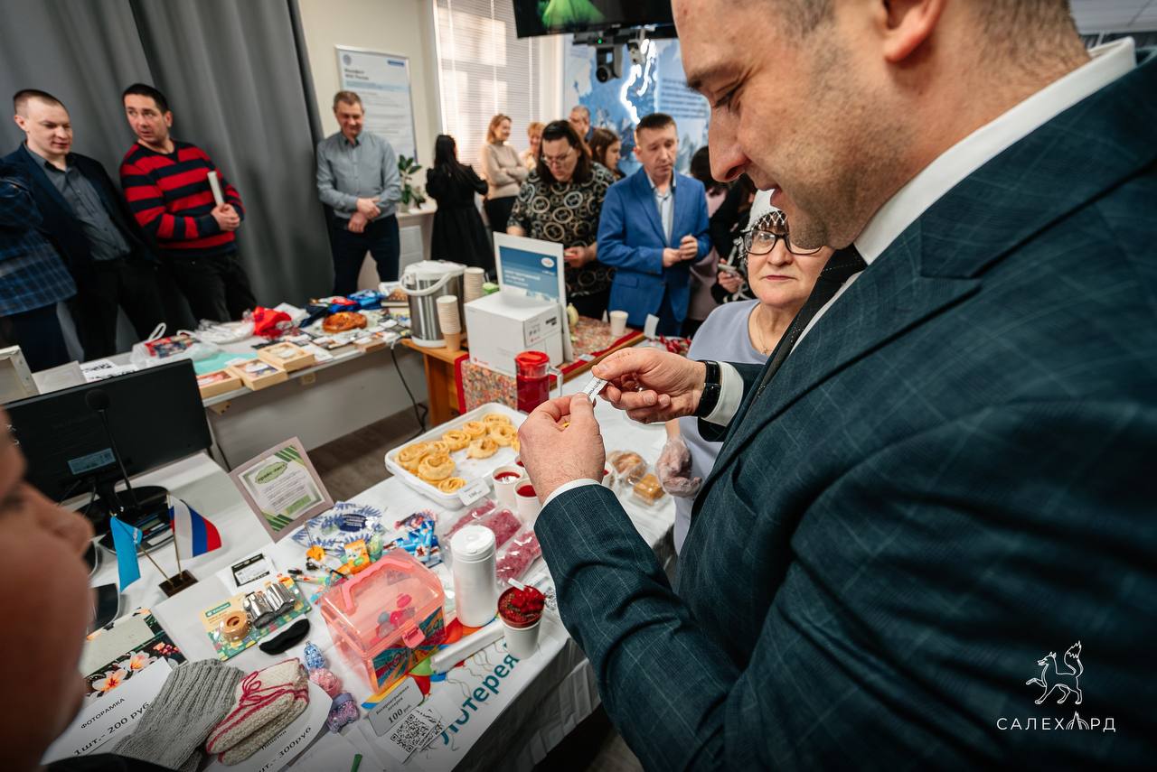 В Салехарде налоговики и семьи военнослужащих объединились для помощи фронту В Салехарде налоговики и семьи военнослужащих объединились для помощи фронту