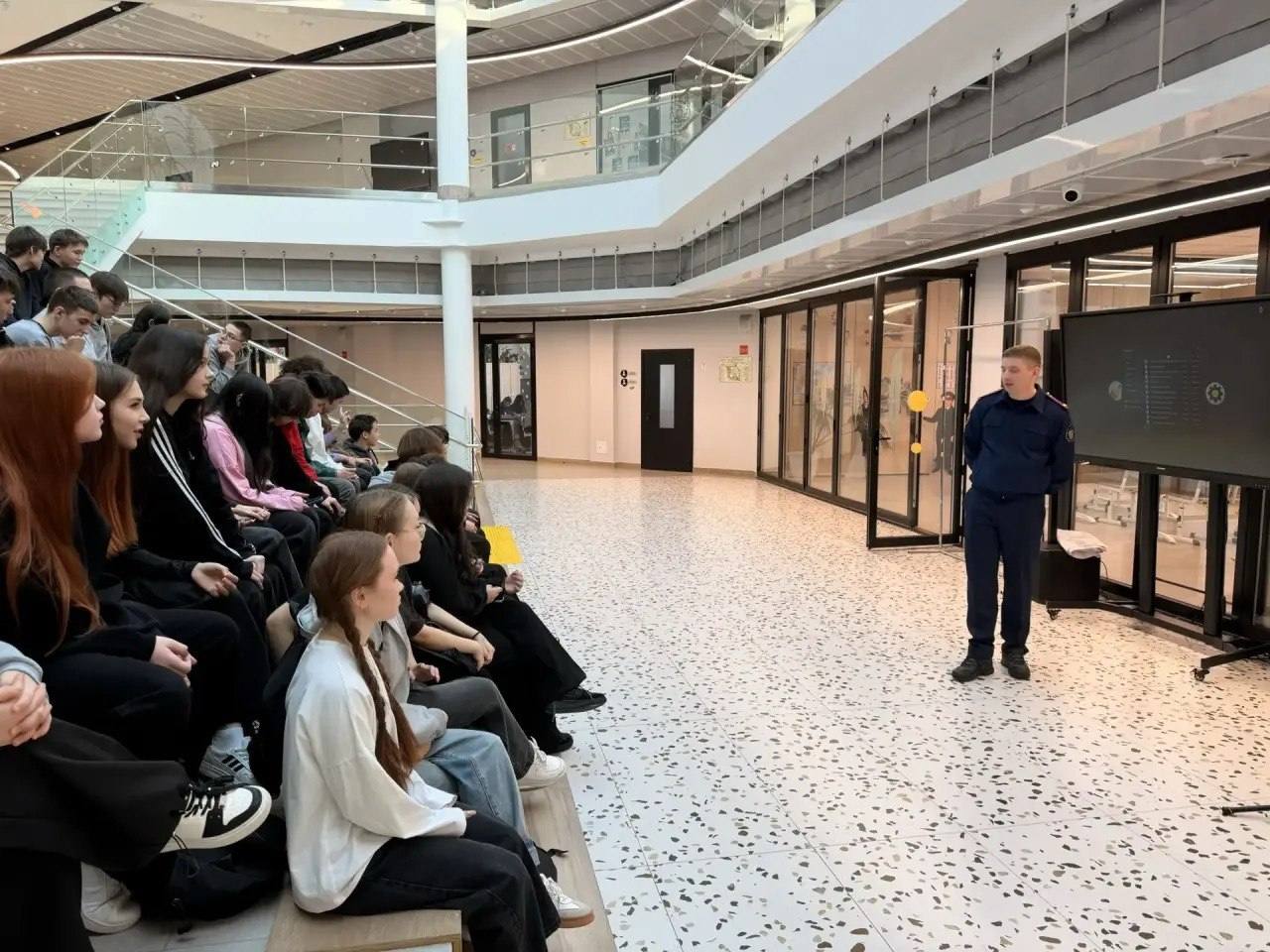 Сотрудник следственного управления СК России по Ямало-Ненецкому автономному округу провел профилактическую беседу с учащимися школы поселка Тазовский Сотрудник следственного управления СК России по Ямало-Ненецкому автономному округу провел профилактическую беседу с учащимися школы поселка Тазовский