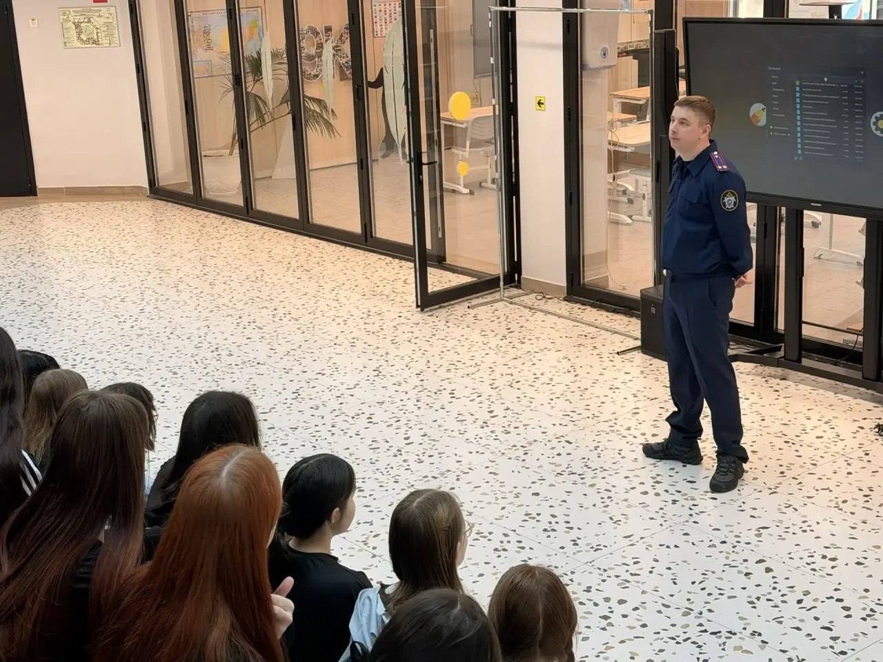 Сотрудник следственного управления СК России по Ямало-Ненецкому автономному округу провел профилактическую беседу с учащимися школы поселка Тазовский Сотрудник следственного управления СК России по Ямало-Ненецкому автономному округу провел профилактическую беседу с учащимися школы поселка Тазовский