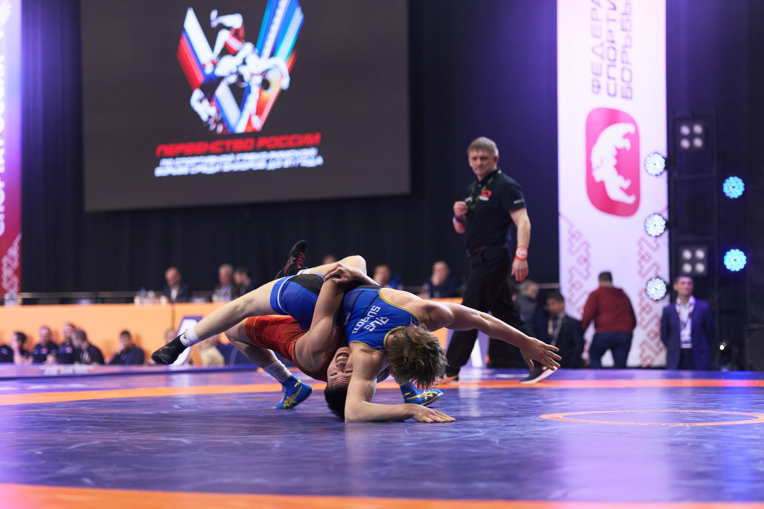 Первые финалы отгремели. Вчера мы уже узнали имена сильнейших борцов страны в весовых категориях 55 кг, 63 кг, 77 кг, 87 кг и 130 кг. Стремительно движемся к развязке первенства России — сегодня утешительные встречи в в/к 60... Первые финалы отгремели. Вчера мы уже узнали имена сильнейших борцов страны в весовых категориях 55 кг, 63 кг, 77 кг, 87 кг и 130 кг. Стремительно движемся к развязке первенства России — сегодня утешительные встречи в в/к 60...