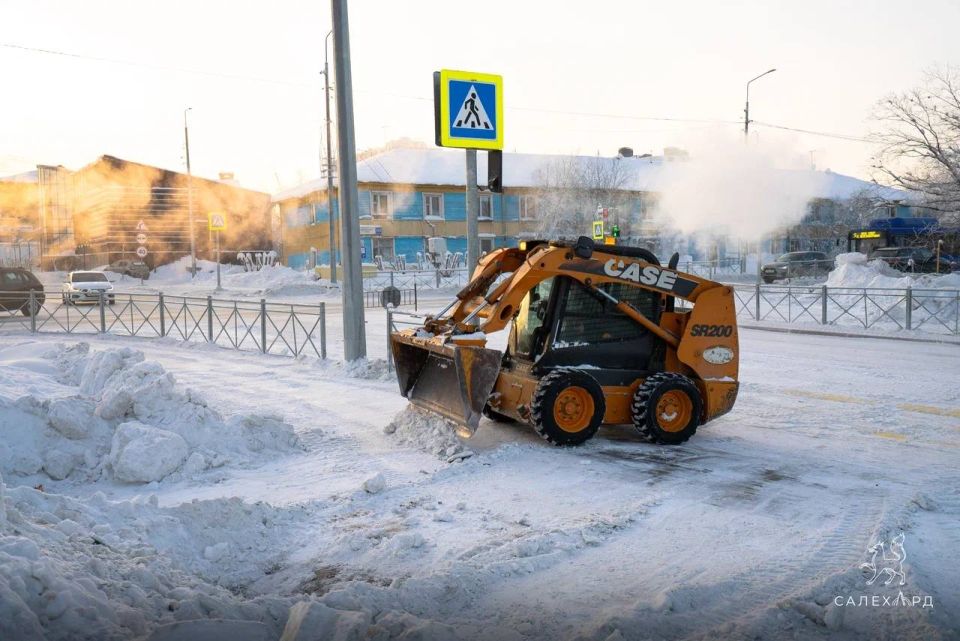 Коммунальные службы продолжают уборку и вывоз снега с улично-дорожной сети города