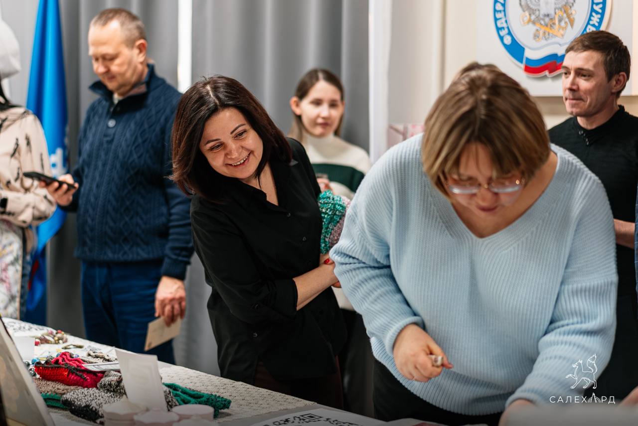 В Салехарде налоговики и семьи военнослужащих объединились для помощи фронту В Салехарде налоговики и семьи военнослужащих объединились для помощи фронту