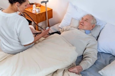 Как ухаживать за пожилыми и получить пенсионные баллы: советы от соцфонда