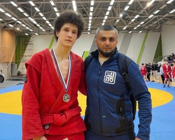 Спортсмен из Надыма стал серебряным призером на первенстве Урала по самбо