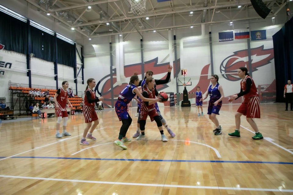 В Ноябрьске определили победителей финальных игр школьной баскетбольной лиги «КЭС-БАСКЕТ»