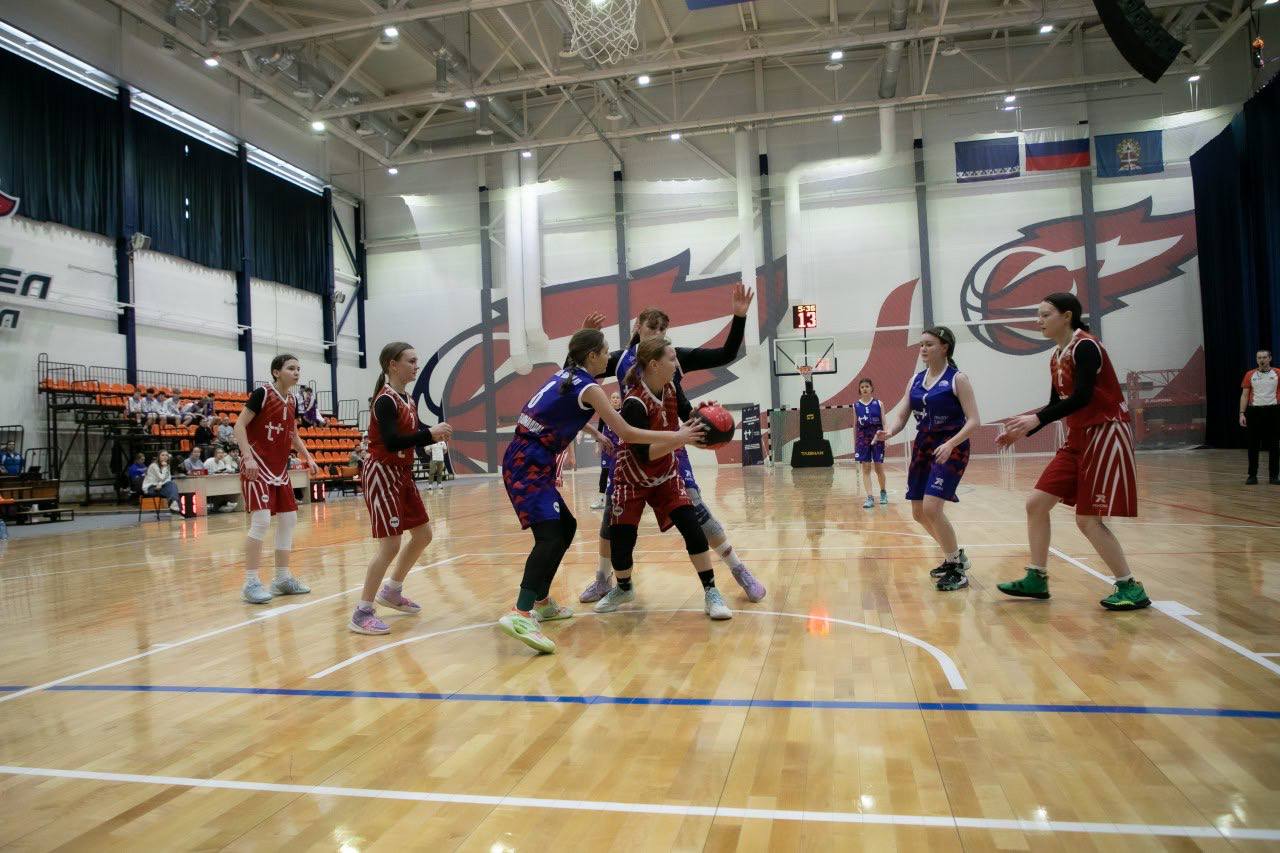 В Ноябрьске определили победителей финальных игр школьной баскетбольной лиги «КЭС-БАСКЕТ»