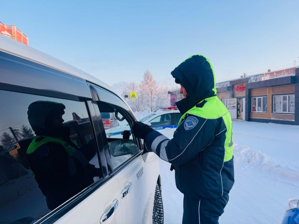 В Салехарде автоинспекторы и участковые уполномоченные полиции провели масштабную проверку такси в рамках профилактического мероприятия «Такси»