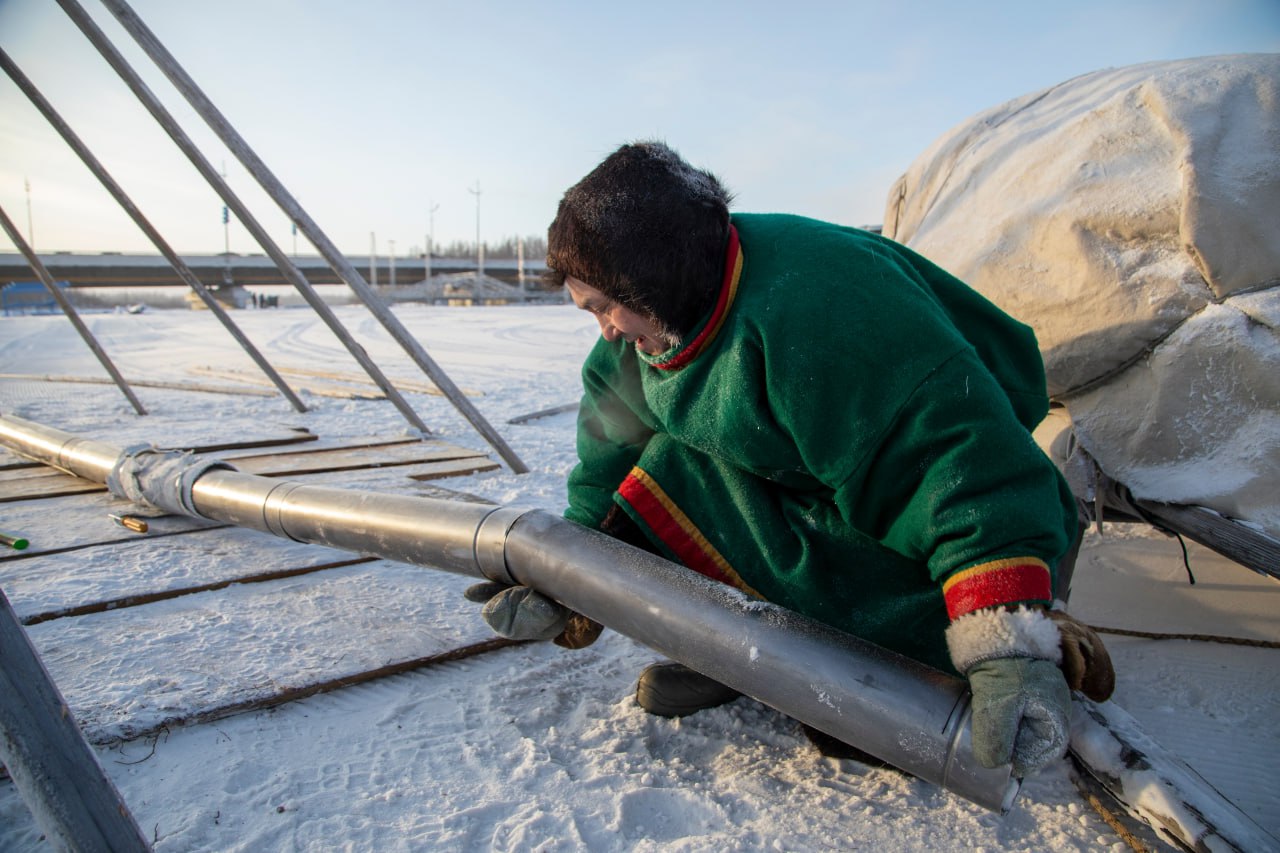 На берегу реки Седэ-Яха вырос первый чум для гостей Дня оленевода На берегу реки Седэ-Яха вырос первый чум для гостей Дня оленевода