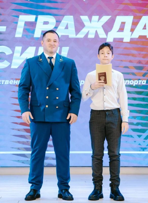 Заместитель прокурора Лабытнанги принял участие в торжественном вручении паспортов юным жителям города