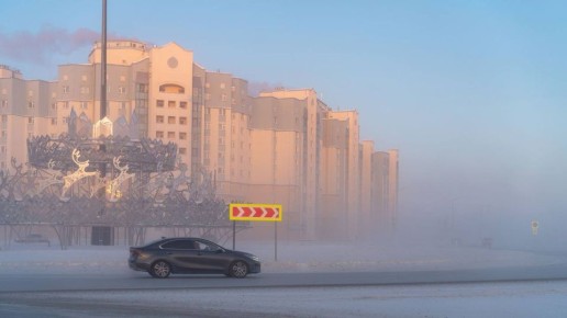 Доброе утро, Салехард!. Сегодня утром город окутал лёгкий туман, а ветер всего 1–2 м/с — почти штиль, но не обманывайтесь На градуснике от –39°C до –27°C, однако по ощущениям все –44 °C. Холод пробирает до костей, так что...