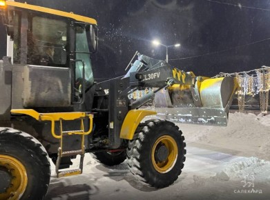 Продолжаем уборку снега в Салехарде