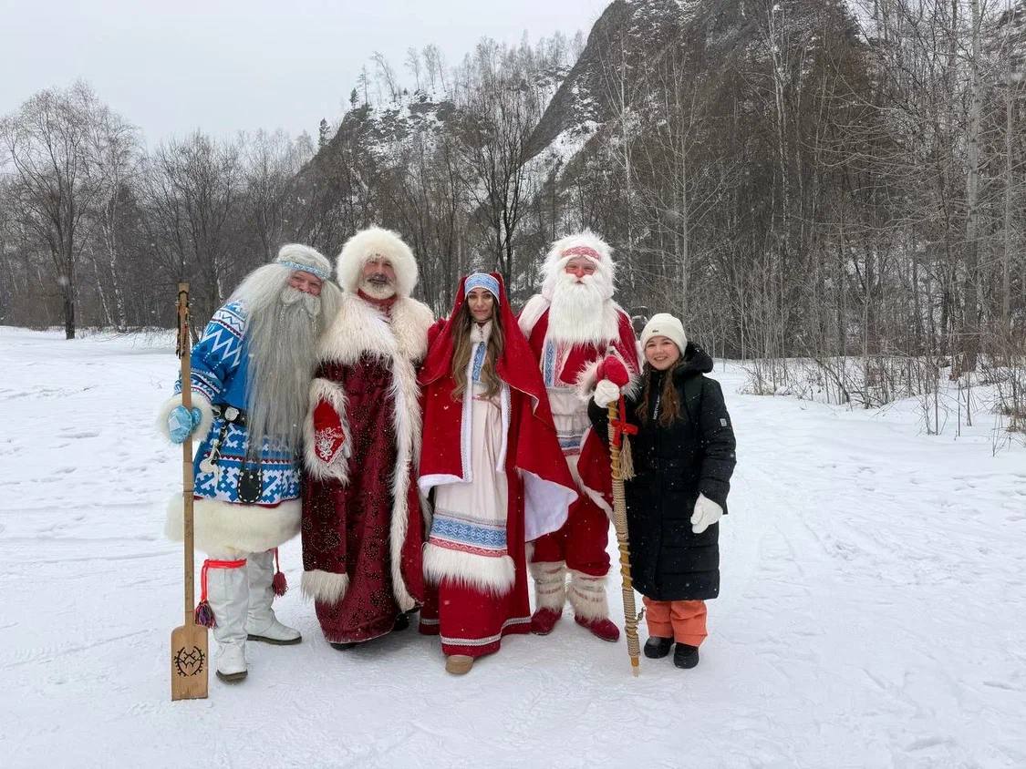 Дедушка Ямала согрел друзей на льду Байкала