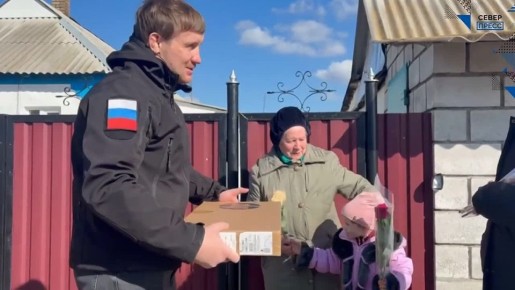 В праздничный день ямальские строители сделали подарок подопечной Андриане из села Свободное — вручили ей ноутбук