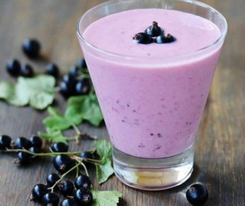 Освежающий молочный коктейль с черной смородиной