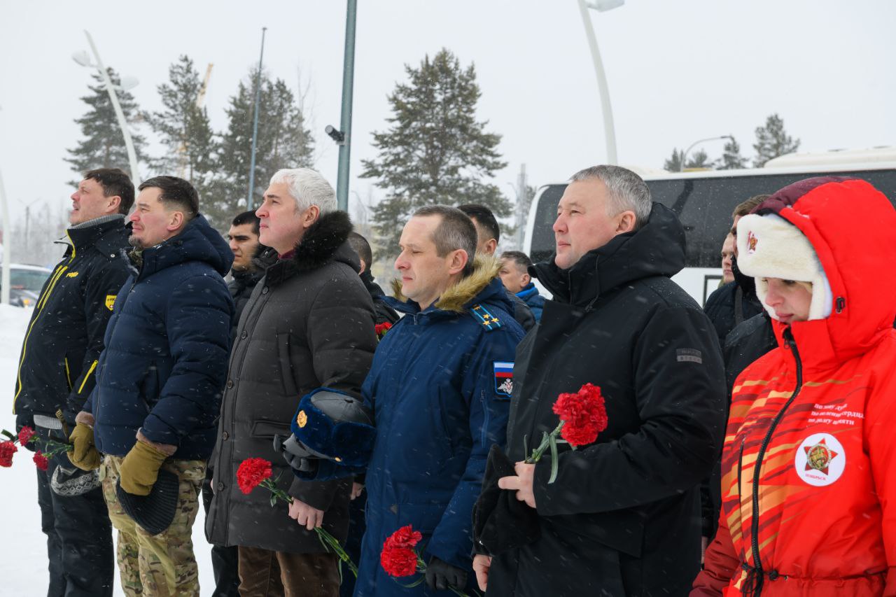 Глава Ноябрьска и участники чемпионата России по рукопашному бою возложили цветы к монументу Воинузащитнику Глава Ноябрьска и участники чемпионата России по рукопашному бою возложили цветы к монументу Воинузащитнику
