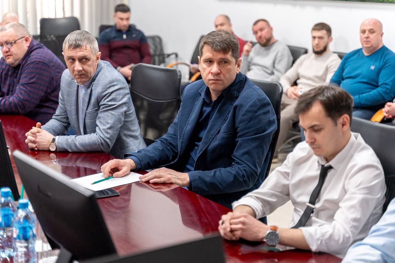 Алексей Титовский: В преддверии Дня работников ЖКХ поздравил руководителей и специалистов управляющих организаций с профессиональным праздником Алексей Титовский: В преддверии Дня работников ЖКХ поздравил руководителей и специалистов управляющих организаций с профессиональным праздником