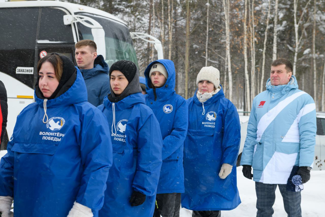 Глава Ноябрьска и участники чемпионата России по рукопашному бою возложили цветы к монументу Воинузащитнику Глава Ноябрьска и участники чемпионата России по рукопашному бою возложили цветы к монументу Воинузащитнику