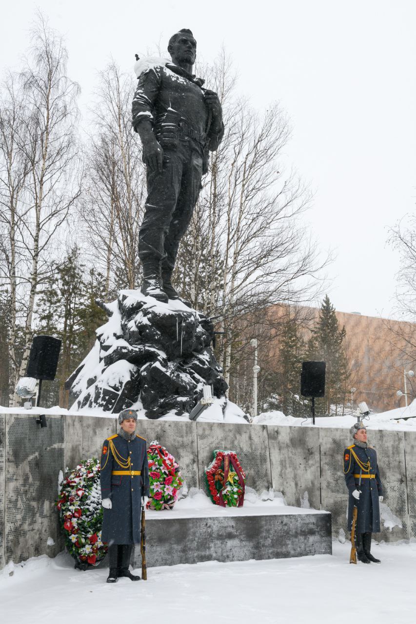 Глава Ноябрьска и участники чемпионата России по рукопашному бою возложили цветы к монументу Воинузащитнику