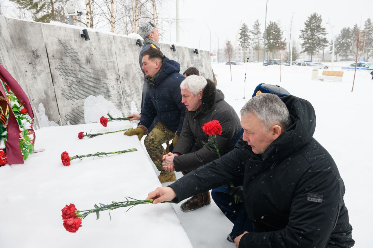 Глава Ноябрьска и участники чемпионата России по рукопашному бою возложили цветы к монументу Воинузащитнику Глава Ноябрьска и участники чемпионата России по рукопашному бою возложили цветы к монументу Воинузащитнику