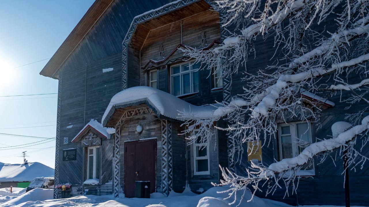 Тихое пробуждение Севера. Деревья стоят в белом ажуре, дома укутаны снегом, но солнце уже греет иначе — почеловечески