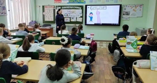 Сотрудник Пуровского следственного отдела встретилась с учениками школы № 1 г. Тарко-Сале