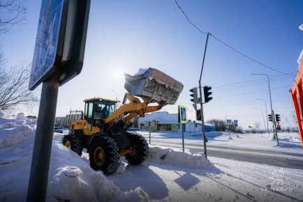 Дорожные и коммунальные службы сегодня работали на улицах и в микрорайонах города