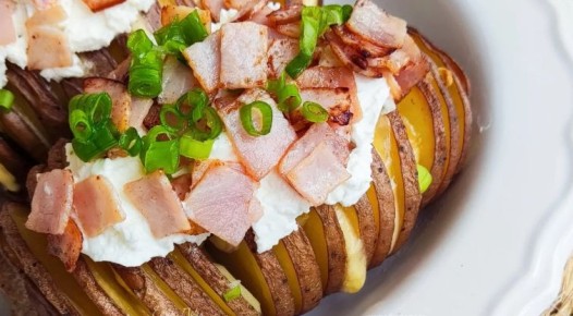 Картофель-гармошка с ветчиной и сыром: просто и эффектно