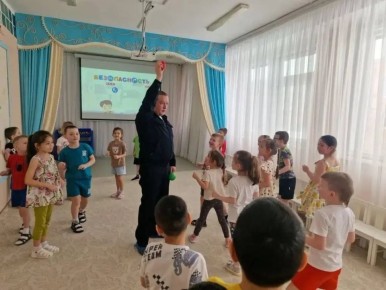 В Ноябрьске сотрудники Госавтоинспекции провели познавательное путешествие в страну «Дорожной безопасности!»