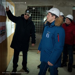 День оленевода отгремел, но рабочая поездка главы региона Дмитрия Артюхова и председателя парламента Сергея Ямкина не закончилась – они проехали по важным для Аксарки объектам