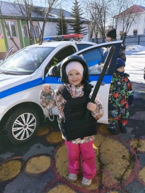 Салехардские автоинспекторы напомнили детям ПДД