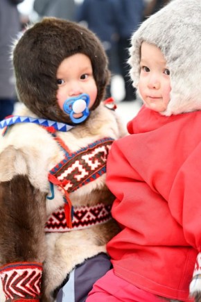 Доброе утро, друзья!. Пусть оно начнётся с хорошего настроения и будет наполнено радостью и улыбками! * продолжаем делиться кадрами с Дня оленевода — праздник закончился, а фотографии нет : Катерина и Дмитрий Рытовы