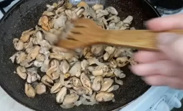 Нежные блины с морскими мидиями и насыщенным соусом