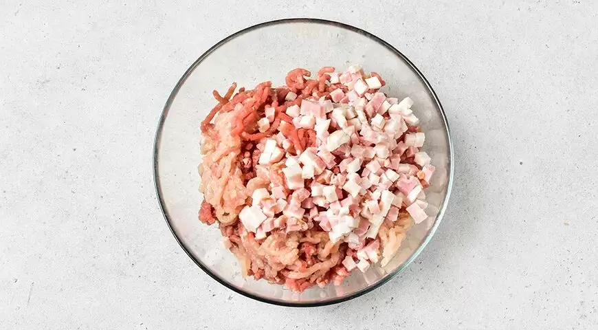 Необычные котлеты: как соединить курицу и свинину для идеального ужина