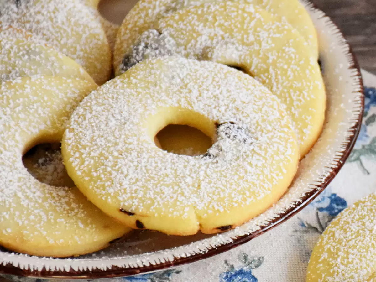 Песочные кольца с вяленой вишней: вернемся к традициям