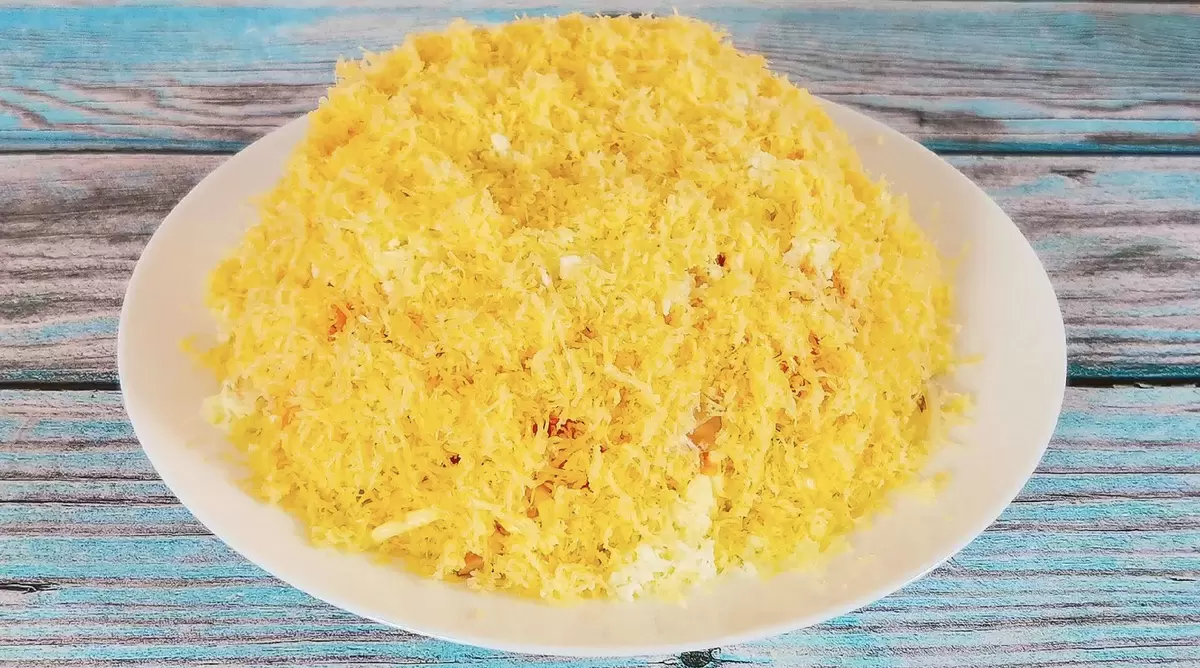 Французский салат с морковью, яйцами и ветчиной