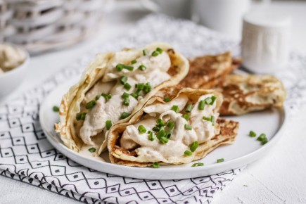 Восторг для гурманов: блинчики с курицей и сметаной