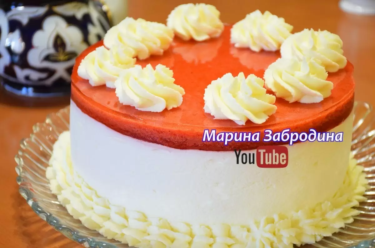 Сладкие моменты лета: муссовый торт с клубникой