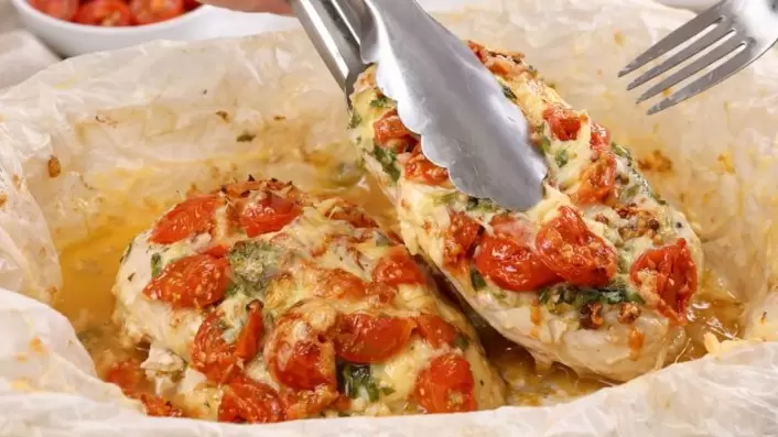 Куриное филе в пергаменте: сочность и аромат собственных соков