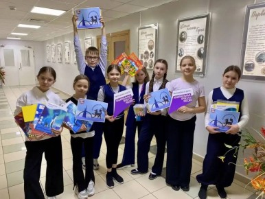 Первая школа Салехарда - школе Волновахи: малое складывается в большое