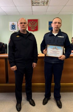 Пуровские автоинспекторы награждены за спасение человека из горящего автомобиля