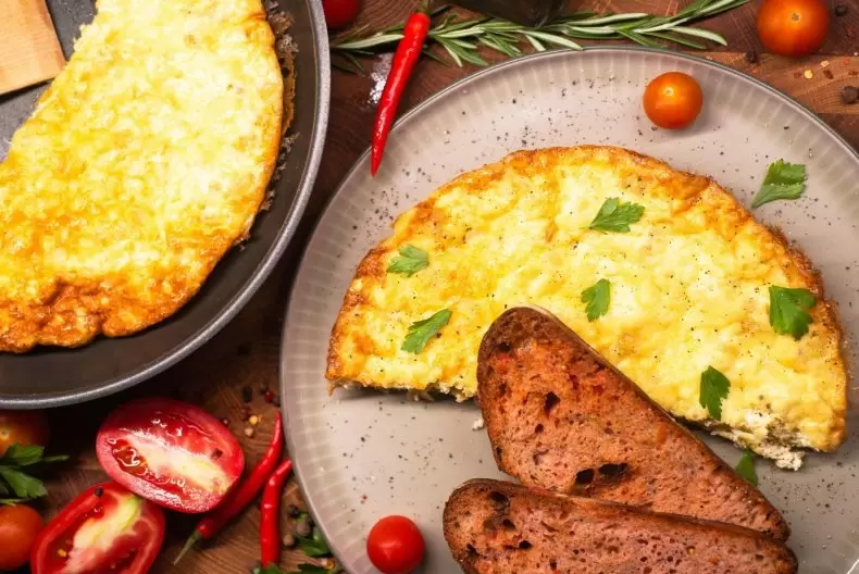 Вкусный старт дня: радуем себя омлетом тортилья и хрустящими тостами
