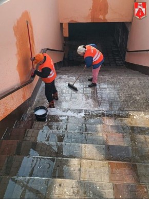 Вандализм в подземке: как работники ПАД восстанавливают город после кулинарного беспредела