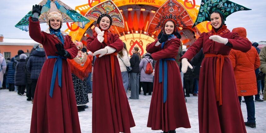 Масленичный фестиваль в Петропавловке: хоровые песни, соломенные скульптуры и гигантские блины